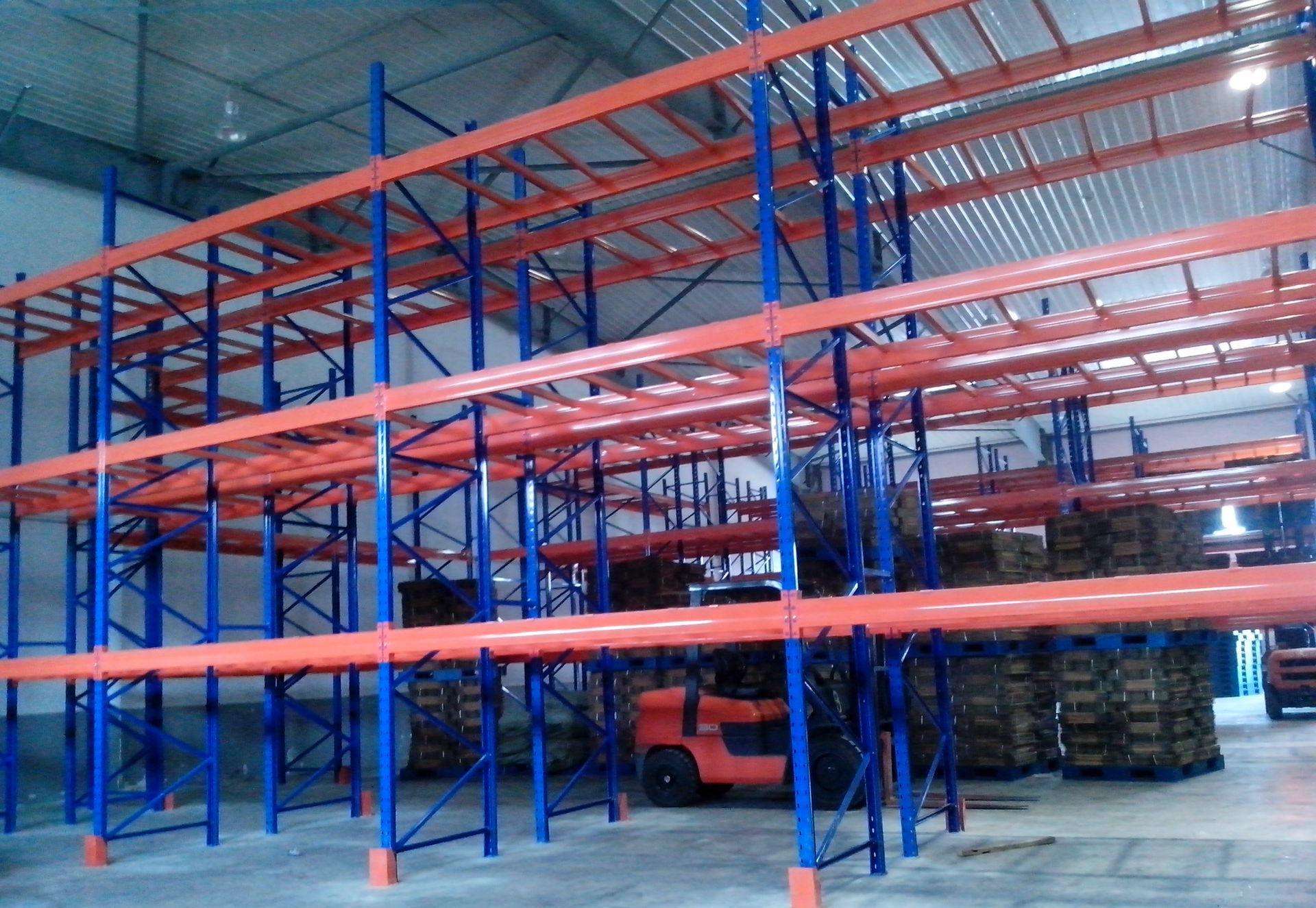 哪些情況會(huì)使得倉(cāng)庫(kù)貨架出現(xiàn)變形